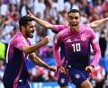 Bild: Tom Weller/dpa
Euphorie bei der EM: Jamal Musiala (rechts) feiert neben Vorbereiter Ilkay Gündogan sein Tor zum 1:0. gegen Ungarn.