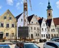 Bild: Gabi Schönberger
Die Sanierung des denkmalgeschützten gelben Hauses am Stadtplatz 22 in Neustadt hat begonnen.