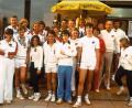 Bild: Archiv TV Nabburg, Sparte Tennis/exb
Ein Bild aus den Anfangsjahren: Die Sportmode war damals eine andere. Das Bild entstand bei einer Siegerehrung.