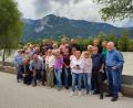 Bild: Schall&#039;ke/exb
Die Reisegruppe, die mit der Freizeit-Fußballmannschaft nach Tirol gefahren war, vor dem Inn und den Bergen.