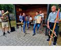 Archivbild: R. Kreuzer
Wenn die Bushaltestelle an der Hauptstraße zur Bühne wird. Die Grafflmusikanten spielen auch heuer beim Schirmitzer Dorffest auf.