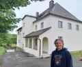 Bild: bl
Vom Musiker zum Handwerker: Toby Mayerl hat bei der Sanierung des ehemaligen Caritashauses selbst mit angepackt, um Kosten zu sparen. Jetzt kann er Haus und Garten auch für Konzerte nutzen.