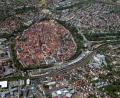 Luftbild: Bernd Georgi / exb
Die Altstadt von Amberg, der Amberger Bahnhof und das Mariahilfbergviertel (von oben nach unten): Im Zuge des barrierefreien Umbaus des Bahnhofs wird es wohl keinen Durchstich in Richtung Berg geben.