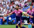 Bild: Federico Gambarini/dpa
Ilkay Gündogan (Nummer 21) jubelt mit seinem Teamgefährten Robert Andrich über sein Tor zum 2:0.