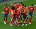 Bild: Julian Stratenschulte/dpa
Das spanische Team jubelt über das 1:0.