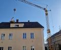 Bild: td
Ein Kran, der bei der Baustelle der Sparkasse (rechts) an der Postgartenstraße in Schwandorf benötigt wird, verursachte Mittwochabend Schaden am Dach des Nachbarhauses (links).