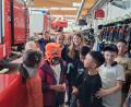 Bild: Grundschule Waldsassen/exb
Grundschulkinder bei der Feuerwehr.