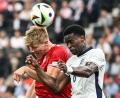 Bild: Swen Pförtner/dpa
Dänemarks Rasmus Höjlund (l) und Englands Marc Guehi liefern sich ein Kopfballduell.