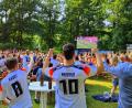 Bild: Manfred Bäumler
Beim Jubel zum 1:0 hielt es weit über 600 Fußballfans im Schwarzenfelder Schlosspark nicht mehr auf den Sitzen.