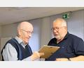 Bild: bk
Vorsitzender Josef Bauer (rechts) dankt Pfarrer Franz Winklmann für seine unermüdliche Arbeit für das Jugendhaus und den Verein Jugendwerke Weiden-Neustadt e.V. mit einer Ehrenurkunde.