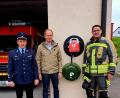 Bild: Willi Duschner/exb
Der Defibrillator, der vorher in der Sparkasse hing, ist nun am Gerätehaus in Unterköblitz angebracht. Das Bild zeigt (von links) Vorsitzenden Werner Fischer , Bürgermeister Konrad Kiener und Kommandant Manuel Kraus.