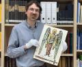 Bild: Claudia Völkl
Archivar Gotthard Kemmether zeigt eines der Werke des Künstlers Waldemar Behrens.