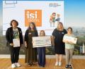 Bild: Stefan Obermeier
Preisverleihung in München mit (von links) Rektorin Birgit Härtl, Elternvertreterin Sylvia Fiedler, Lena Fiedler, Schülerin Klasse 4, Studienrätin Maria Lösch-Ringer, sowie Leonie Barth, Schülerin Klasse 4.