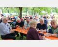 Bild: Helmut Kunz
Die Besucher freuen sich über die gute Bewirtung beim Pfarrfest von St. Johannes.