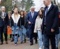 Bild: Friso Gentsch/dpa
Bundespräsident Frank-Walter Steinmeier (Mitte) im ostwestfälischen Espelkamp. Dort suchte er im März das Gespräch mit Jugendlichen und Erwachsenen. Nächste Woche soll es eine Neuauflage dieses "Ortszeit"-Formats in der Oberpfalz geben.