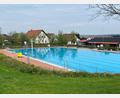 Bild: Stefanie Gradl
Nicht nur das Wasser im Vilsecker 50-Meter-Schwimmerbecken, sondern auch das im Nichtschwimmer- und im Planschbecken könnten mittels Fernwärme auf angenehme 26 Grad beheizt werden.