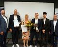 Bild: jma
Die Bankvorstände Michael Sommer (links) und Frank-E. Kirchhof (rechts) mit den geehrten Mitarbeitern (ab Zweiter von links): Michael Liedl, Bettina Trenz), Michael Schnurrer und Elias Guttenberger.