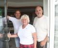 Bild: Gabi Schönberger
Auf dem Plakat an der ehemaligen Bäckerei Retzer steht es: Ab dem 2. Juli eröffnet dort der "Dorfbeck" aus Reuth bei Erbendorf. Bäckermeister Thomas Retzer (links) und Andrea Retzer übergeben an Geschäftsführer Peter Höcht.