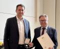 Bild: Justizministerium München
Im Justizpalast in München verlieh Bayerns Justizminister Georg Eisenreich Justizverwaltungsamtsrat a.D. Bernhard Luber, den „Erfinder des Justizverwaltungsportals“, die Medaille für besondere Verdienste um die bayerische Justiz.