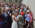 Bild: Kunz
Ein Bussi und viel Freude für das Hochzeitspaar Loreen und Benjamin Zeitler vor dem Alten Rathaus.