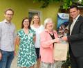 Bild: Hirsch
Die Mitarbeiter der "Lernenden Region", Florian Schmid, Bianka Vollath und Doris Dürr (von links), bedankten sich gemeimsam mit Landrat Thomas Ebeling (rechts) bei Lesepatin Gerda Bayer aus Schwarzenfeld für das ehrenamtliche Engagement.