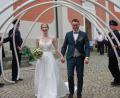 Bild: jeb
Lisa und Alexander Löw schreiten strahlend durch das Spalier der Freiwilligen Feuerwehr Neualbenreuth.