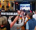 Bild: Petra Hartl
Die Fußball-EM macht's möglich: Public-Viewing am Marktplatz beim Altstadtfest in Amberg.