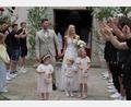 Bild: kro
Freudestrahlend verlassen Denise und Florian Neumann die Pfarrkirche. Vorne die Brautkinder Antonia, Toni und Anni (von links).