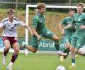 Bild: Hubert Ziegler
Dominik Späth (Zweiter von links) von der DJK Gebenbach wird in dieser Szene von Ben Fischer (ganz links) vom 1. FC Nürnberg unsanft von den Beinen geholt- dafür gab es von Schiedsrichter Jonas Kohn die gelbe Karte.