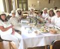 Bild: wro
Beim Dinner in Weiß feierten auch sieben Damen mit Strohhüten ein Sommerfest im Pfarrheim in Waldershof.