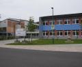 Bild: fz
Die Schulturnhalle (links) ist saniert. Nun kommt die Grundschule an die Reihe. Aufgrund gestiegener Kinderzahlen mit einem Anbau, der rückwärtig erfolgen wird.