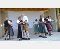 Bild: gi
Den Auftakt zum Moosbacher Musiksommer macht der OWV mit Volkstänzen im Generationenpark „Gruberbach“.