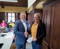 Bild: jma
Bürgermeister Joachim Neuß ehrte Norbert Gradl, der seit 40 Jahren dem Auerbacher Stadtrat angehört.