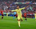 Bild: Marius Becker/dpa
Spaniens Ferrán Torres jubelt nach seinem Siegtreffer zum 1:0.