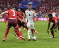 Bild: Frank Augstein/dpa
Toni Kroos (Nummer 8) hatte im Spielgegen die Schweizer einen schweren Stand: