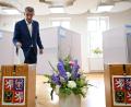 Bild: Øíhová Michaela/dpa
Andrej Babiš, Vorsitzender der oppositionelle ANO-Partei, gibt seine Stimme bei den Wahlen zum Europäischen Parlament ab.