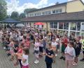Bild: tok
Alle Schüler beim Begrüßungslied
