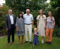 Bild: jma
Über die Glückwünsche von Bürgermeister Joachim Neuß (links) freuten sich Elisabeth und Wolfgang Ziebell (Zweite und Dritter von links). Mit im Bild: Schwiegertochter Gunilla, Tochter Tanja und Enkelin Merle.
