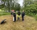 Bild: Klaus Schuster/exb
Äbtissin Laetitia Fech, Klaus Schuster vom Obst- und Gartenbauverein sowie Markus Scharnagel als Vertreter des Bürgermeisters enthüllten das Schild.