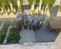 Bild: Alexander Hörl/exb
Im Garten des Anwesens von Bischof Rudolf Voderholzer (vorne, links) machten die Besucher aus Neusorg und Pullenreuth ein Erinnerungsfoto.