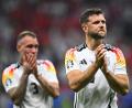 Bild: Tom Weller/dpa
Torschütze Niclas Füllkrug (rechts) und Flankengeber David Raum bedanken sich bei den Fans.