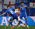 Bild: Jan Woitas/dpa
Die Italiener (blaue Trikots) sicherten sich durch ein spätes Remis gegen Kroatien das Achtelfinal-Ticket.