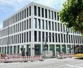 Bild: Gabi Schönberger
Auch wenn es vor der Tür noch nicht ganz danach aussieht, die neue AOK-Direktion in der Bahnhofstraße/Ecke Weigelstraße hat seit wenigen Tagen für Kunden geöffnet.