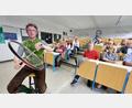 Bild: Kunz
60 Jahre nach dem Abitur drücken Ehemalige der früheren Oberrealschule in Begleitung ihrer Partnerinnen noch einmal die Schulbank. Physik- und Mathematiklehrer Markus Koller erklärt den Senioren, die aus ganz Deutschland zum Klassentreffen angereist waren, physikalische Grundsätze wie die Impulserhaltung.