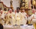 Bild: tja
Dekan Alfons Kaufmann führt Pater Savarimuthu Selvarasu bei einem Gottesdienst in sein Amt ein.