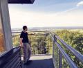 Bild: gz
Der Wanderführer Michael Forster genießt die herrliche Aussicht in Richtung Eslarn.