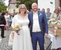 Bild: ld
Viel Freunde, Verwandte und Bekannte wünschten Sabine und Stefan Sokol auf dem Kirchplatz viele glückliche Jahre.