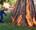 Bild: le
Gekonnt und mit großer Vorsicht entzündete die Jungfeuerwehr das Sonnwendfeuer.