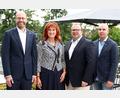 Bild: Stephan Landgraf
Der bisherige Präsident des Lions-Clubs Neustadt/WN-Lobkowitz, Florian Schott (links), überreicht sein Amt an Andrea Gollwitzer (Zweite von links). Ihr zur Seite stehen 1. Vizepräsident Sebastian Denzler (Zweiter von rechts) und 2. Vizepräsident Peter Fleischmann (rechts).