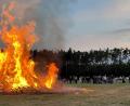 Bild: wlr
Schnell schlagen die Flammen hoch und die Gäste zieht es dabei in die direkte Nähe der Feuerstelle.